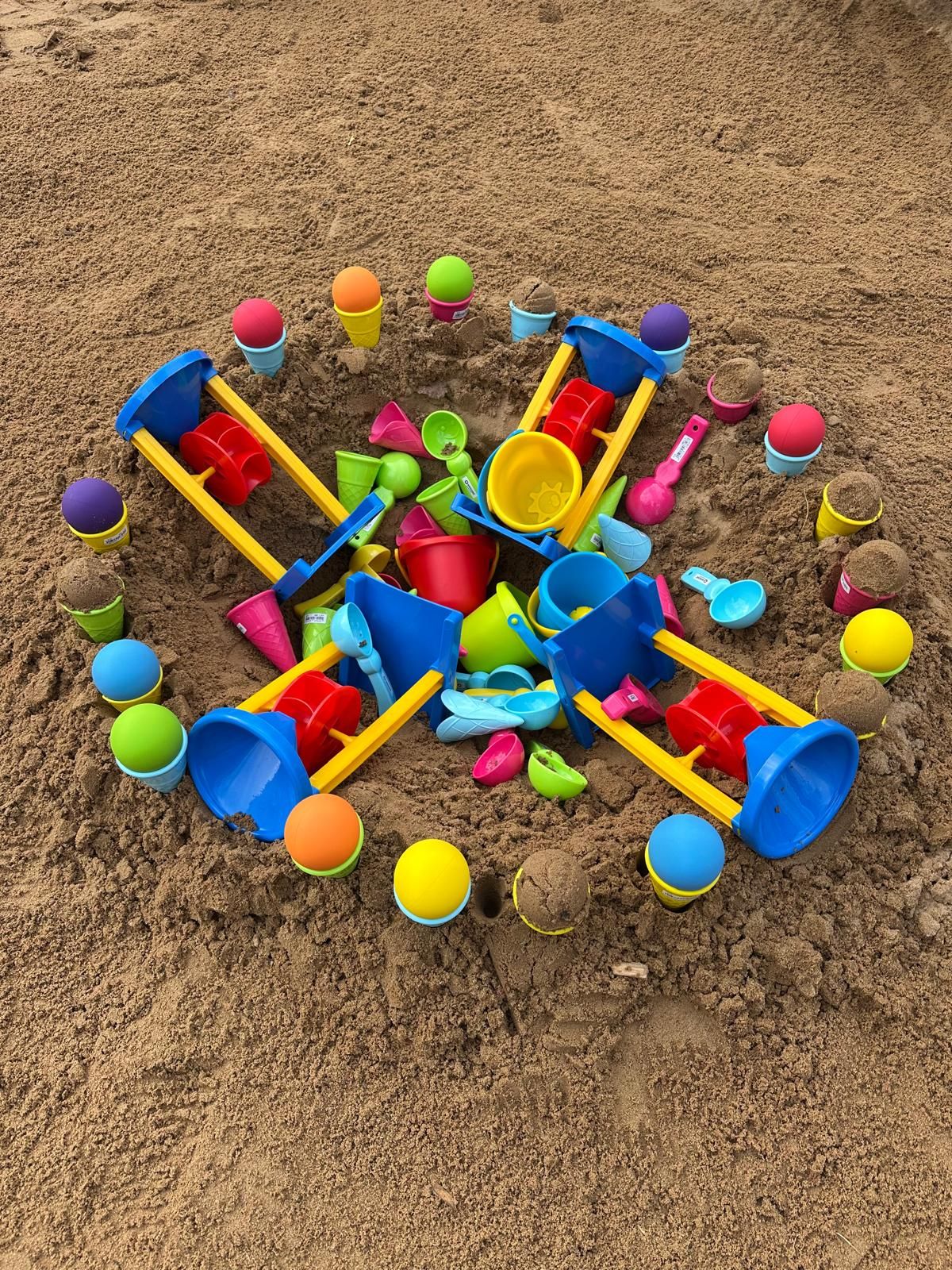 Heute war der Osterhase bei uns im Kinderkrippe und brachte uns viele tolle Sandspielzeuge 